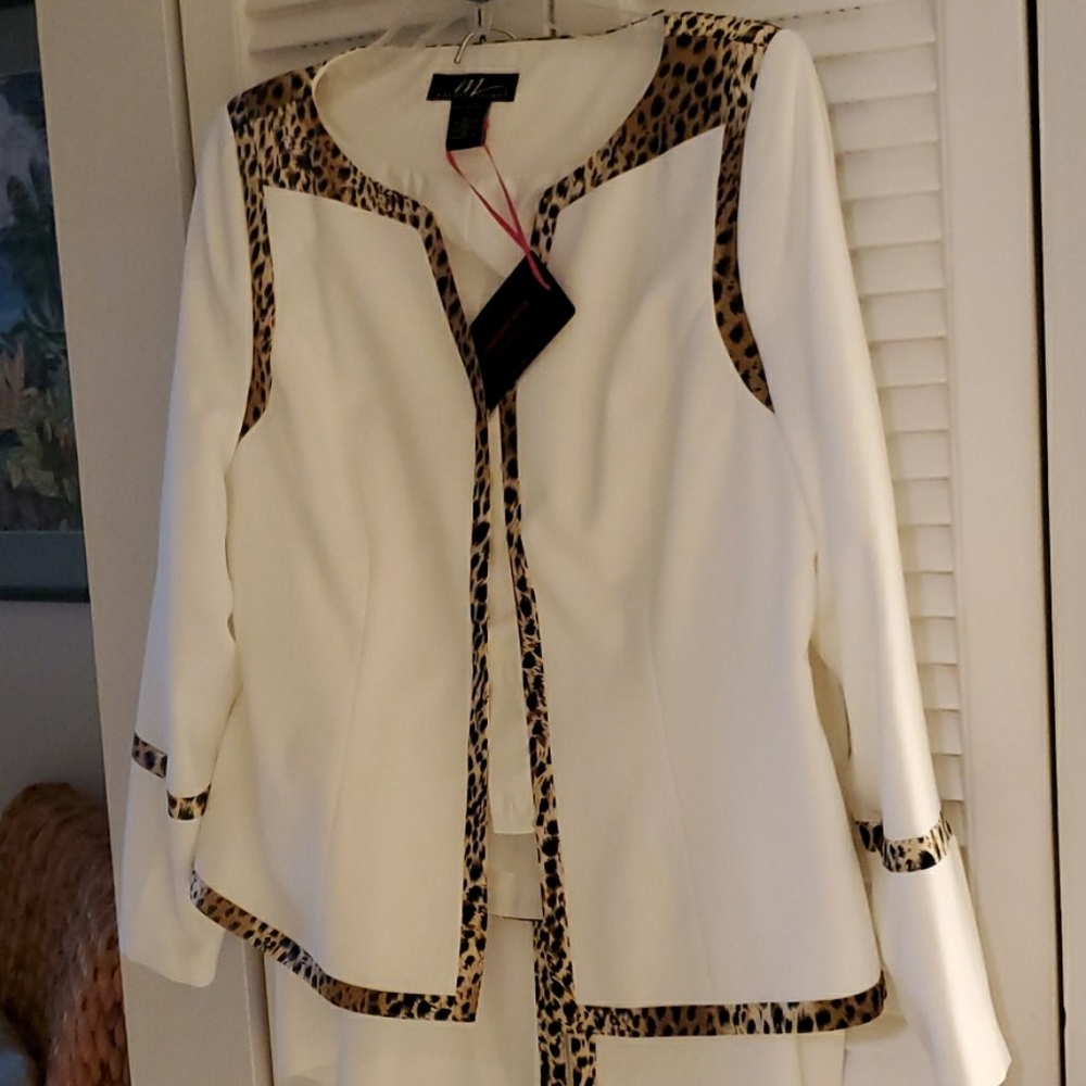 Lined ladies 2-piece suit with leopard trim